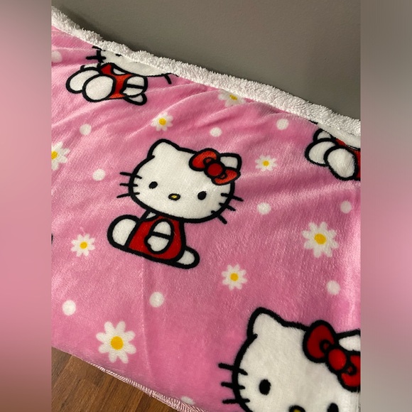 Hello kitty blanket - Picture 2 of 4